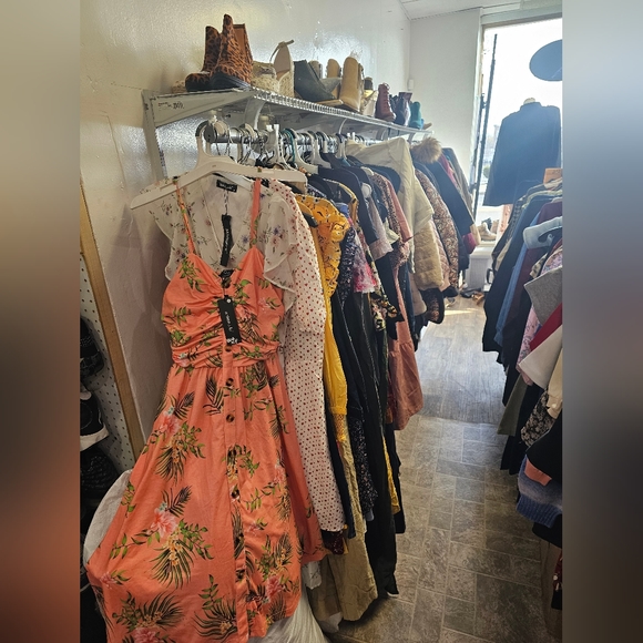 1 TO 99 Target GAP, EDDIE BAUER, LEVI, PUMA, DKNY, Adidas, AND MORE Pallets - Picture 2 of 4